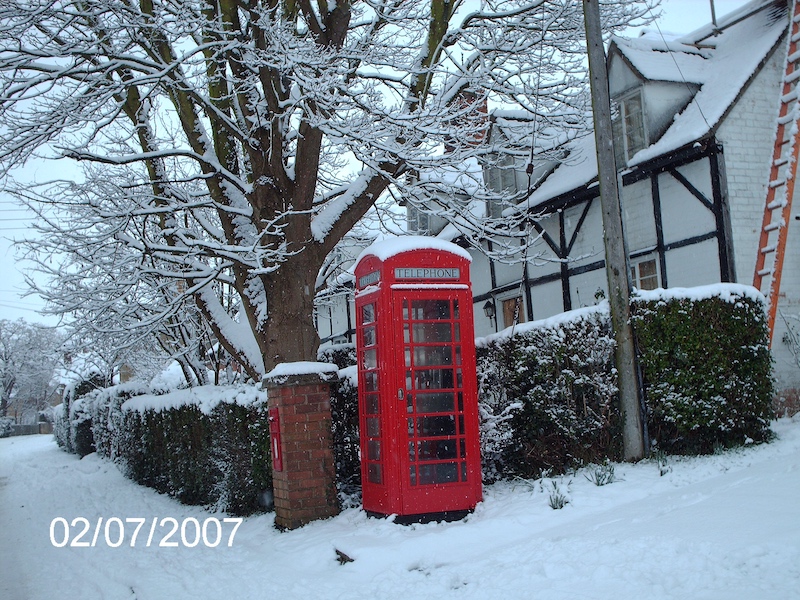 2007-02-07 Wormington Farm Cottages in the snow, behind the post box and telephone kiosk